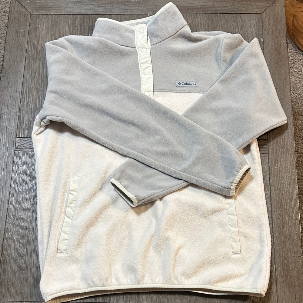 Columbia Women’s  Zip Up Sweater in Light Gray and Cream